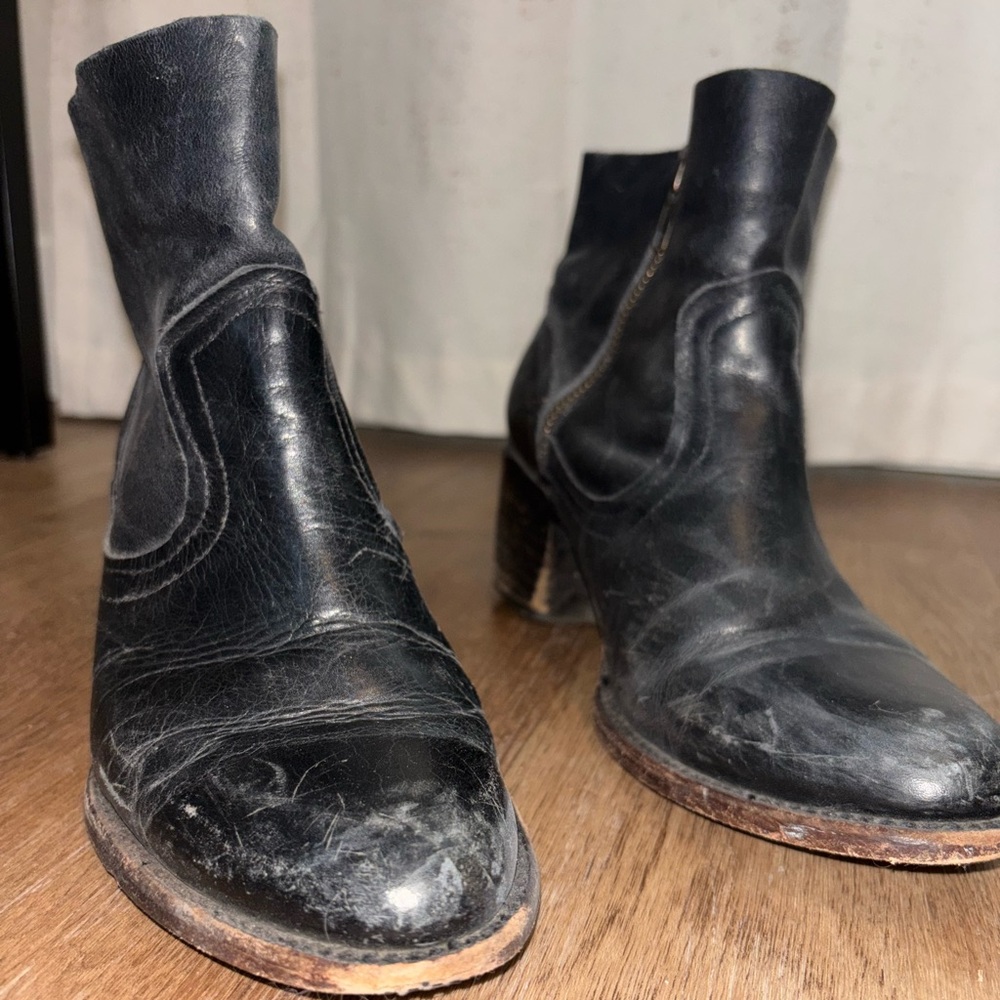 Freebird by Steve Madden salt women’s ankle zip up booties black distressed